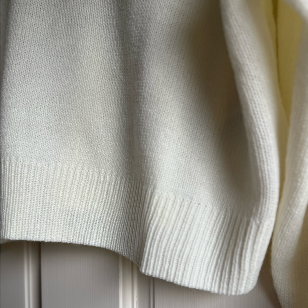 H&M Women's White V-Neck Sweater NWT - Picture 3 of 7